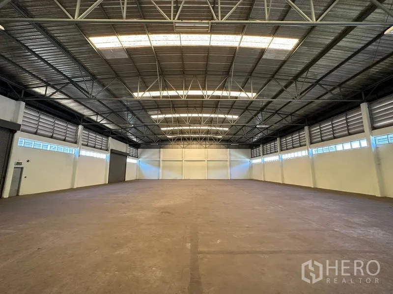 โรงงาน ให้เช่าในChon Buri - ภายในโกดังช่วงกว้าง โครงหลังคาเหล็ก และช่องหน้าต่างด้านข้าง พื้นที่โล่งไร้เสากลาง