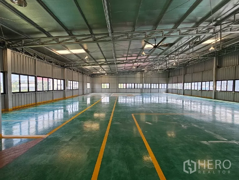 货栈 出租或出售在Lak Si, Bangkok - 二层生产区域，环氧地坪与大窗户