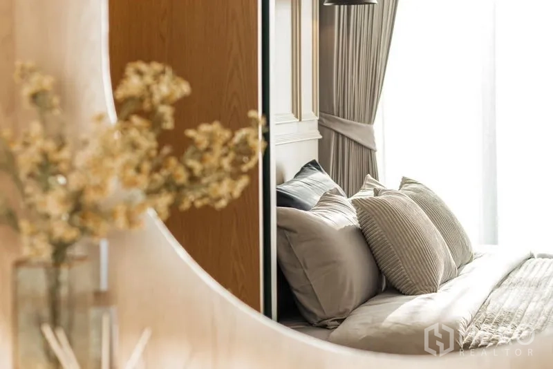 คอนโด ให้เช่าในKhlong Toei, Bangkok - ภาพสะท้อนในกระจกโชว์แจกันดอกไม้แห้งและเตียงปูผ้าเรียบร้อย