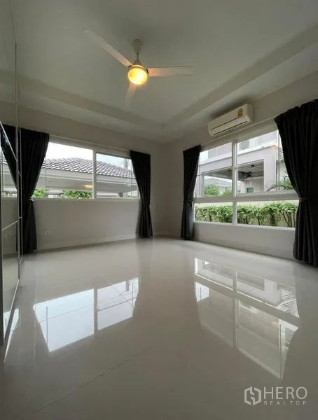 独立式住宅 出售在Bang Phli, Samut Prakan - 转角卧室，亮面地、空调、吊扇与多扇采光窗。