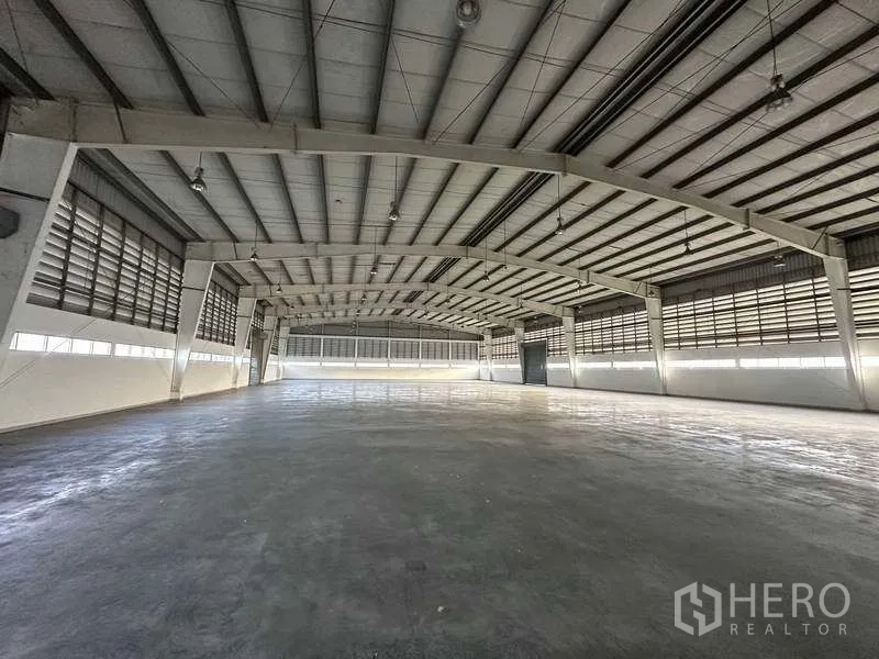 工厂 出租在Khlong Luang, Pathum Thani - 无柱大跨生产大厅，拱形钢架屋顶与吊灯，空间开阔。