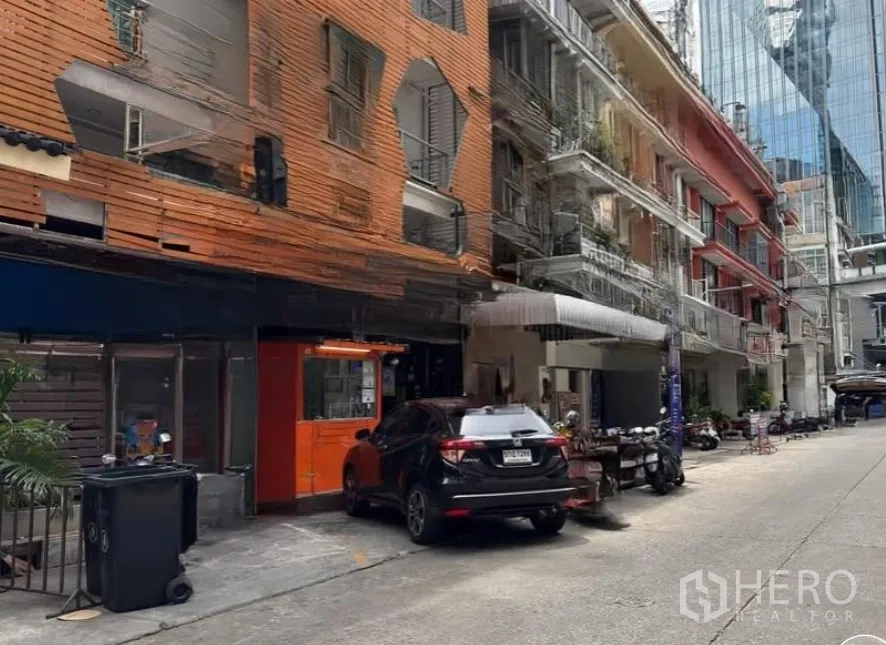 พื้นที่ขายปลีก ให้เช่าในWatthana, Bangkok - ซอยเงียบที่เรียงด้วยตึกแถวและอาคารสูงใกล้เคียง เห็นทางเข้าออกและที่จอดรถสะดวก