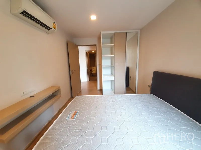 คอนโด ให้เช่าในWatthana, Bangkok - ห้องนอนที่สองพร้อมตู้เสื้อผ้าบิวท์อิน ชั้นวาง ของ และเครื่องปรับอากาศรับแสงธรรมชาติ