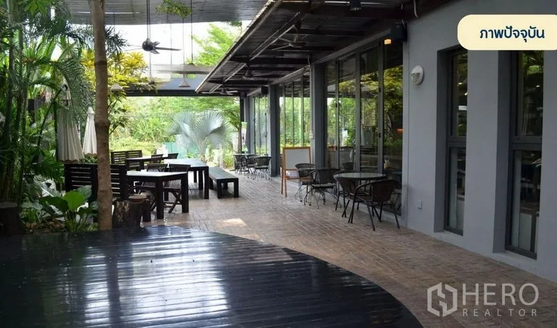 零售空间 出租在Wang Thonglang, Bangkok - 带顶室外露台，座位区与砖铺步道，旁连整面玻璃窗。