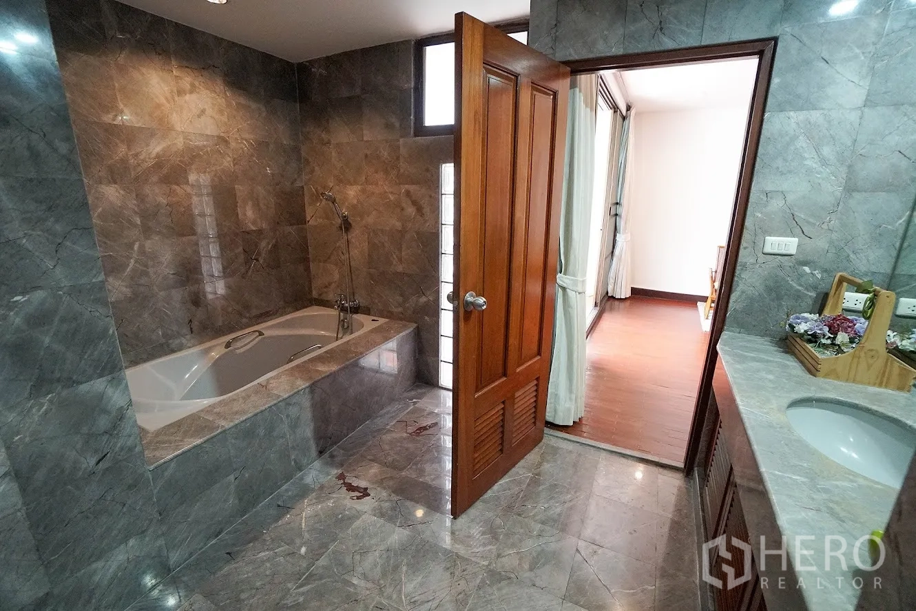 房间 出租在Watthana, Bangkok - 大理石卫浴，内嵌式浴缸与洗手台。