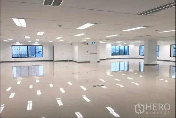 办公空间 出租在Chatuchak, Bangkok - 位于乍都节的330㎡开放式办公楼层，采光良好，大窗、亮面地砖与LED栅格灯。