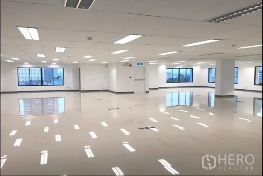 สำนักงาน ให้เช่าในChatuchak, Bangkok - พื้นที่สำนักงานเปิดโล่งขนาด 330 ตร.ม. พร้อมหน้าต่างบานใหญ่ พื้นกระเบื้องเงา และไฟ LED ในย่านจตุจักร