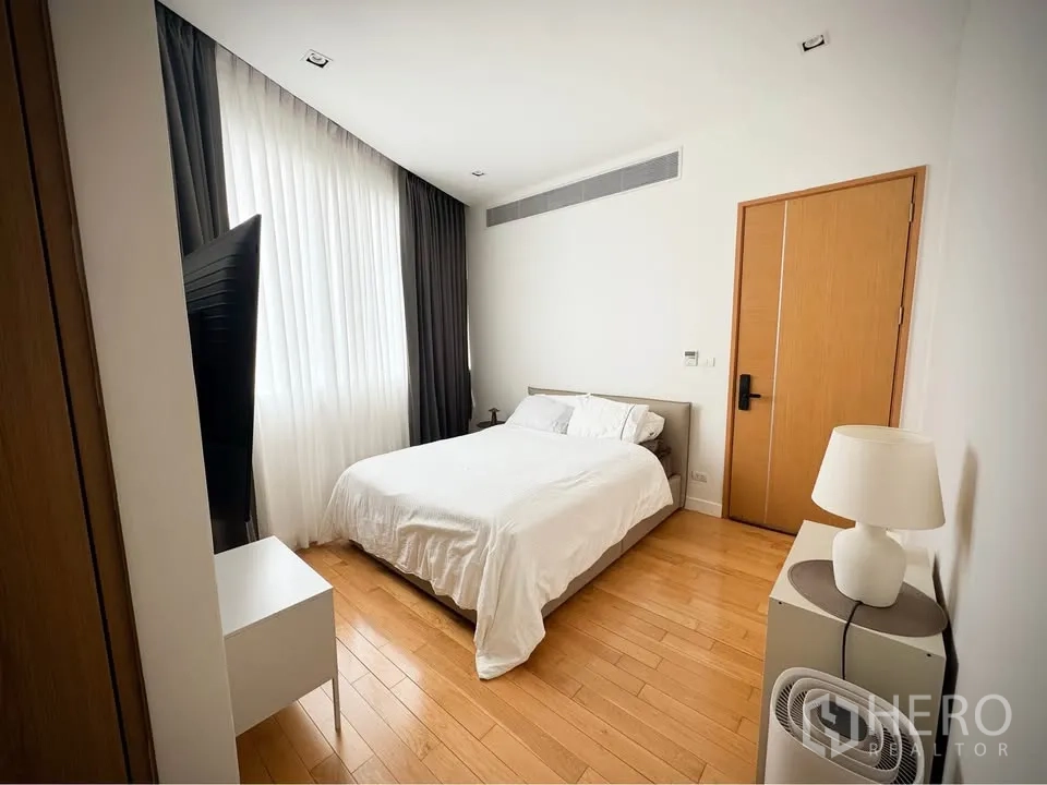 คอนโด for rent or sale in Khlong Toei, Bangkok - ห้องนอนเตียงคู่ พร้อมหน้าต่างผ้าม่านยาว โคมไฟ และทีวีติดผนัง.