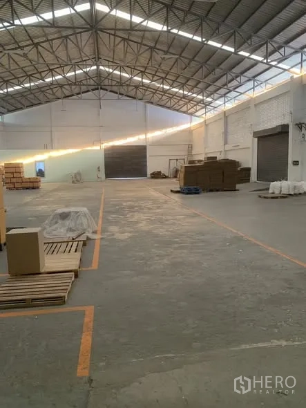 โกดัง for rent in Bang Phli, Samut Prakan - ทางเดินภายในโกดังเปิดโล่งเชื่อมไปยังประตูม้วนสำหรับโหลดสินค้า