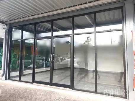 零售空间 出租在Khlong Toei, Bangkok - 全幅玻璃门面，带雨棚与前方停车区入口。