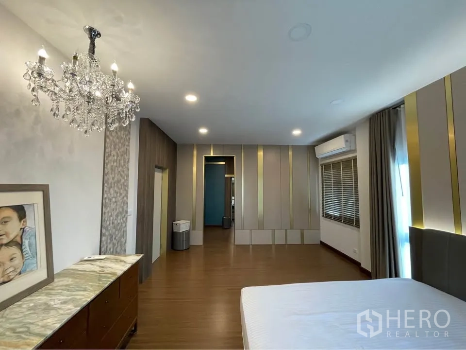 บ้านเดี่ยว for rent or sale in Bang Phli, Samut Prakan - อีกมุมของห้องมาสเตอร์โชว์ผนังตกแต่งและเครื่องปรับอากาศ