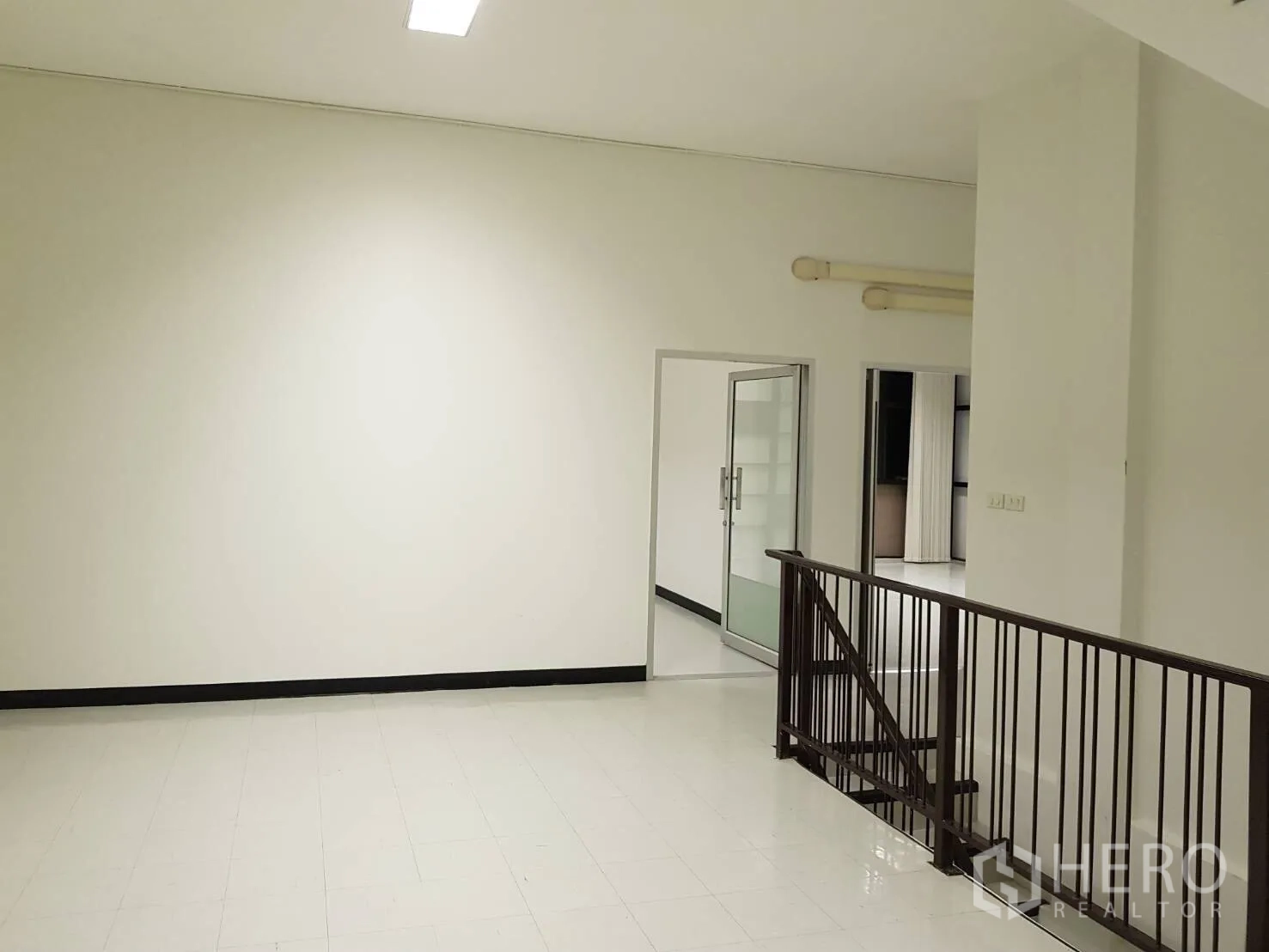พื้นที่ขายปลีก ขายในPak Kret, Nonthaburi - โถงชั้นบนพร้อมราวกันตกเหล็ก เชื่อมสู่ห้องสำนักงานประตูกระจก