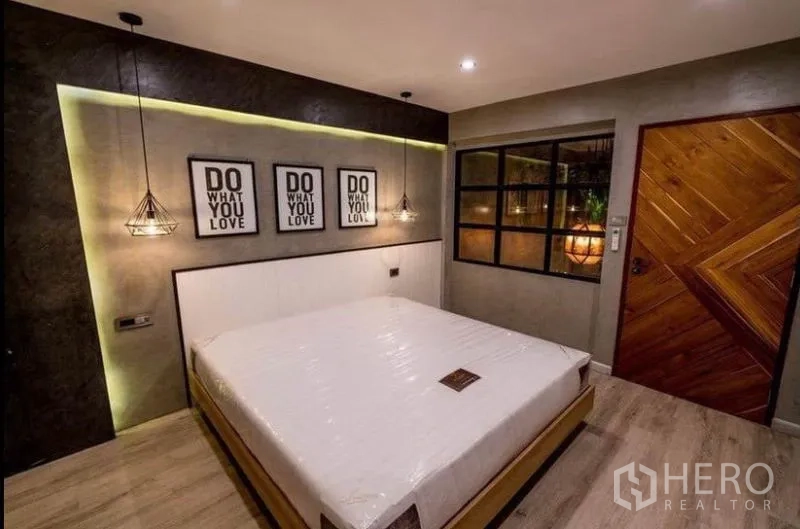 ทาวน์เฮาส์ ให้เช่าในKhlong Toei, Bangkok - ห้องนอนที่สาม ไฟซ่อนผนัง กรอบรูป ตัวบ้านประตูไม้ และช่องหน้าต่าง