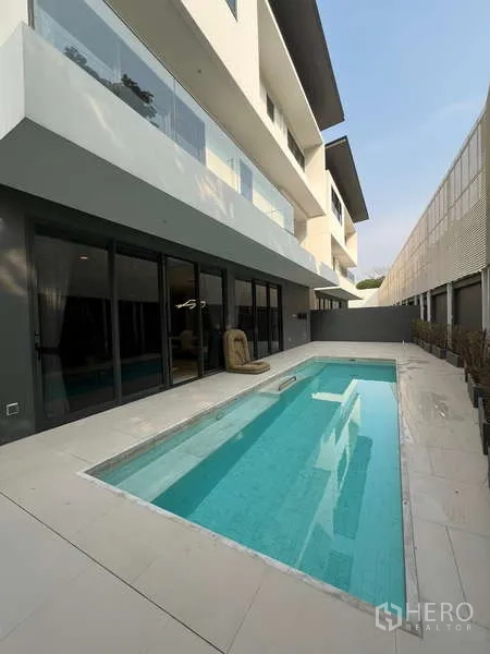 独立式住宅 出租在Suan Luang, Bangkok - 房屋侧边的私人游泳池与平台