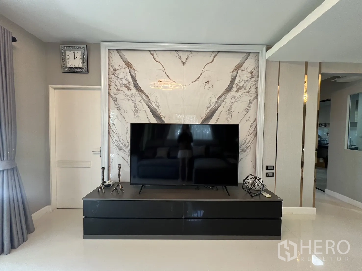 Detached House for rent in Bang Phli, Samut Prakan - Close-up of marble feature wall with a mounted TV cabinet.