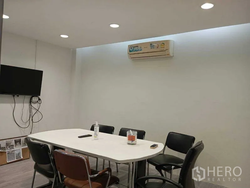 สำนักงานที่บ้าน ให้เช่าหรือขายในThanyaburi, Pathum Thani - ห้องประชุม โต๊ะรูปวงรี เก้าอี้ ทีวี และเครื่องปรับอากาศ