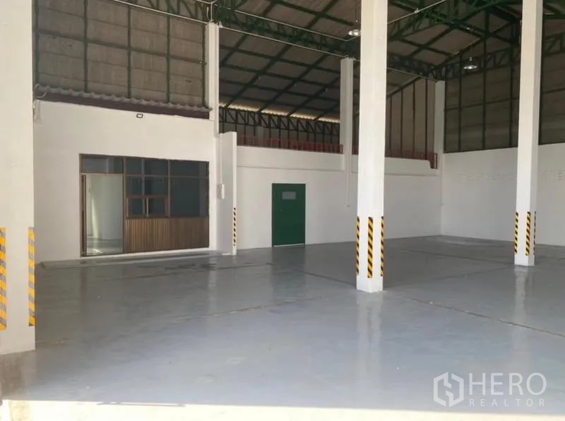 Warehouse for rent in Mueang Rayong, Rayong - Spacious warehouse floor with white support columns and an internal office block.