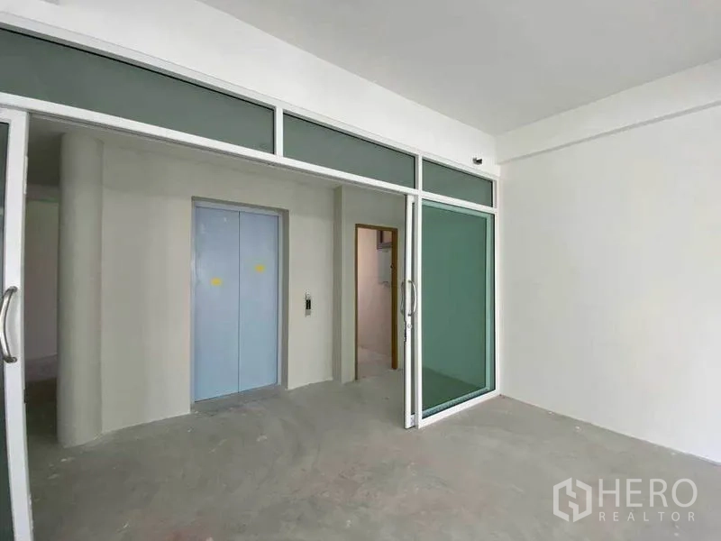 พื้นที่ขายปลีก ให้เช่าในKhlong Toei, Bangkok - ล็อบบี้ลิฟต์กั้นกระจกพร้อมประตูบานเลื่อนในอาคารพาณิชย์