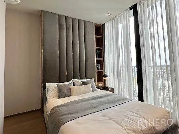 公寓 出售在Khlong Toei, Bangkok - 次卧，高挑软包床头与落地窗。