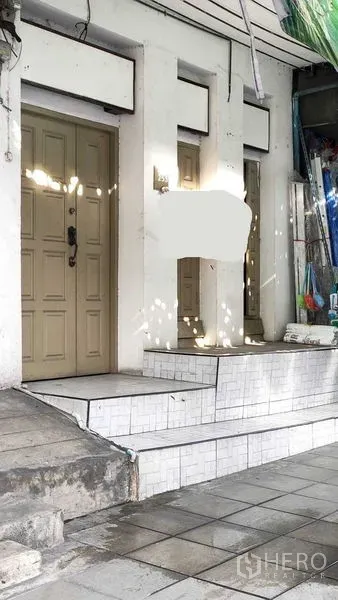店屋 出租在Suan Luang, Bangkok - 临街店面入口，台阶与双扇大门，外部铺有瓷砖平台。
