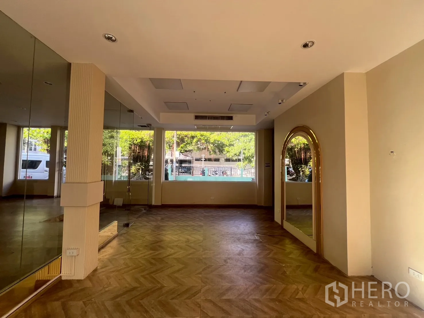 พื้นที่ขายปลีก ให้เช่าในWatthana, Bangkok - โชว์รูมสว่าง ไฟดาวน์ไลท์ กระจกบานใหญ่ และกระจกกรอบทองทรงโค้ง