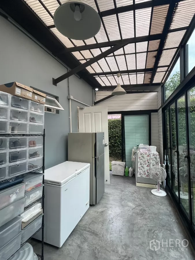 บ้าน ขายในMin Buri, Bangkok - ซันรูมหรือห้องอเนกประสงค์ มีหลังคาโปร่งแสง ชั้นเก็บของ และเครื่องใช้ไฟฟ้า