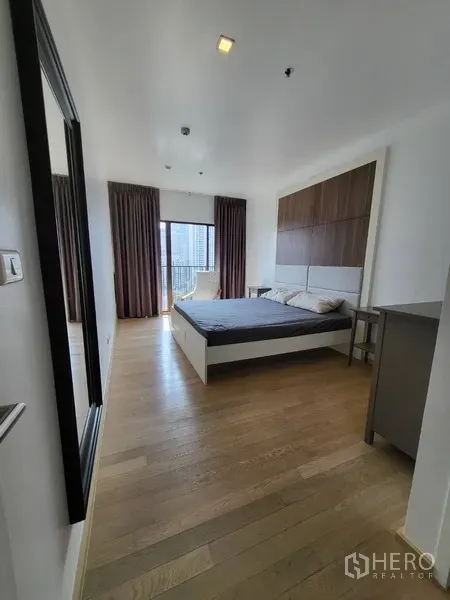 公寓 出租在Bangkok - 宽敞卧室，木地板，大窗与可观城市景的阳台。