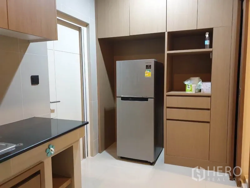 บ้าน ให้เช่าในBang Kapi, Bangkok - ผนังเก็บของครัวพร้อมตู้สูงและตู้เย็นสแตนเลส.