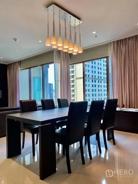 คอนโด ให้เช่า - มุมทานอาหารโต๊ะ 8 ที่นั่ง พร้อมโคมไฟห้อย และวิวสกายไลน์