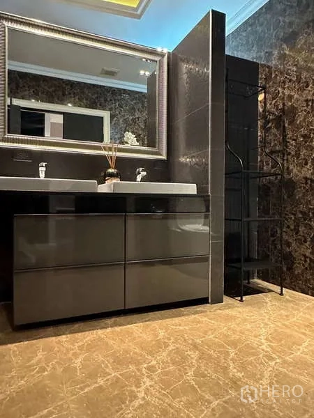 คอนโด ให้เช่าหรือขายในKhlong Toei, Bangkok - ห้องน้ำหรู อ่างล้างหน้าคู่ กระจกกรอบใหญ่ และผนังพื้นลายหินอ่อน