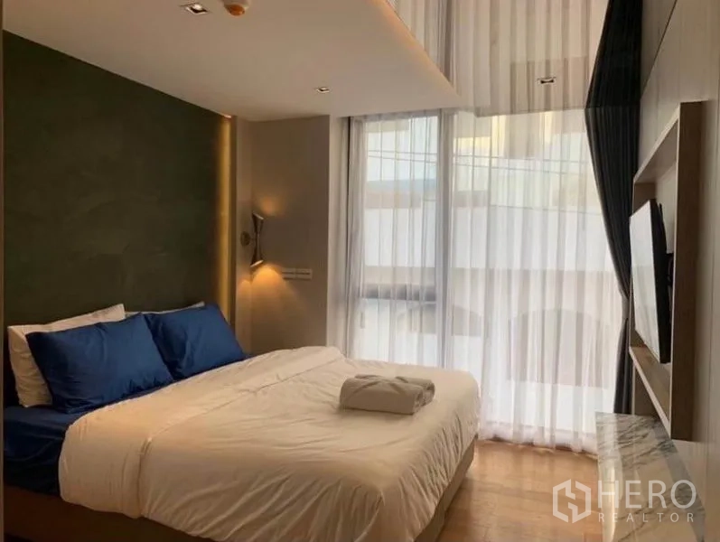 คอนโด ให้เช่าในWatthana, Bangkok - ห้องนอนหลัก เตียงคิงส์ ทีวี และหน้าต่างสูงจรดเพดานพร้อมผ้าม่านโปร่ง