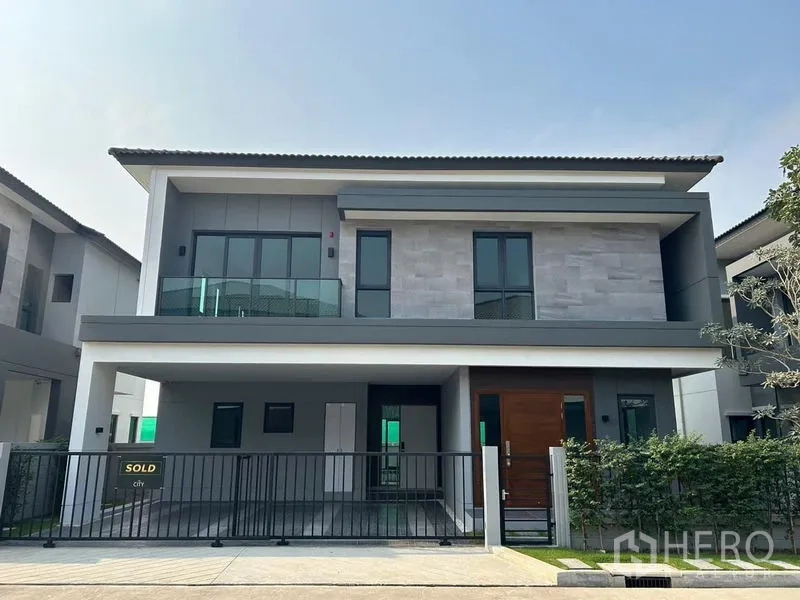 Detached House for rent in Bang Phli, Samut Prakan - Contemporary two-storey detached house facade with balcony and gated fence.