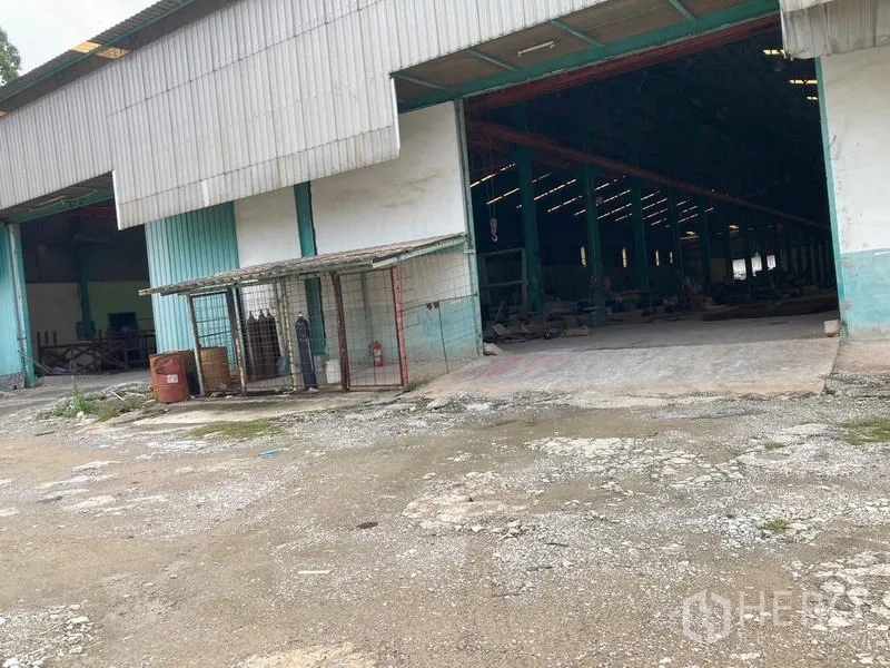 คลังสินค้า ให้เช่าในMueang Samut Sakhon, Samut Sakhon - ช่องขนถ่ายสินค้าหลายจุดและพื้นที่เก็บของมีหลังคา ข้างลานกว้างของโกดัง