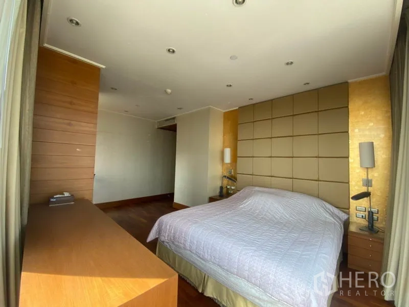 公寓 出租在Sathon, Bangkok - 主卧设软包床头与木质装饰，嵌灯吊顶。