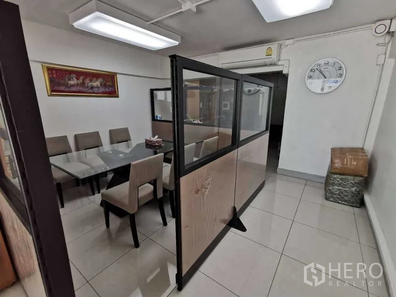 สำนักงาน ให้เช่าในHuai Khwang, Bangkok - มุมประชุมกั้นด้วยฉากกระจก มีเก้าอี้บุผ้าและไฟเพดาน.