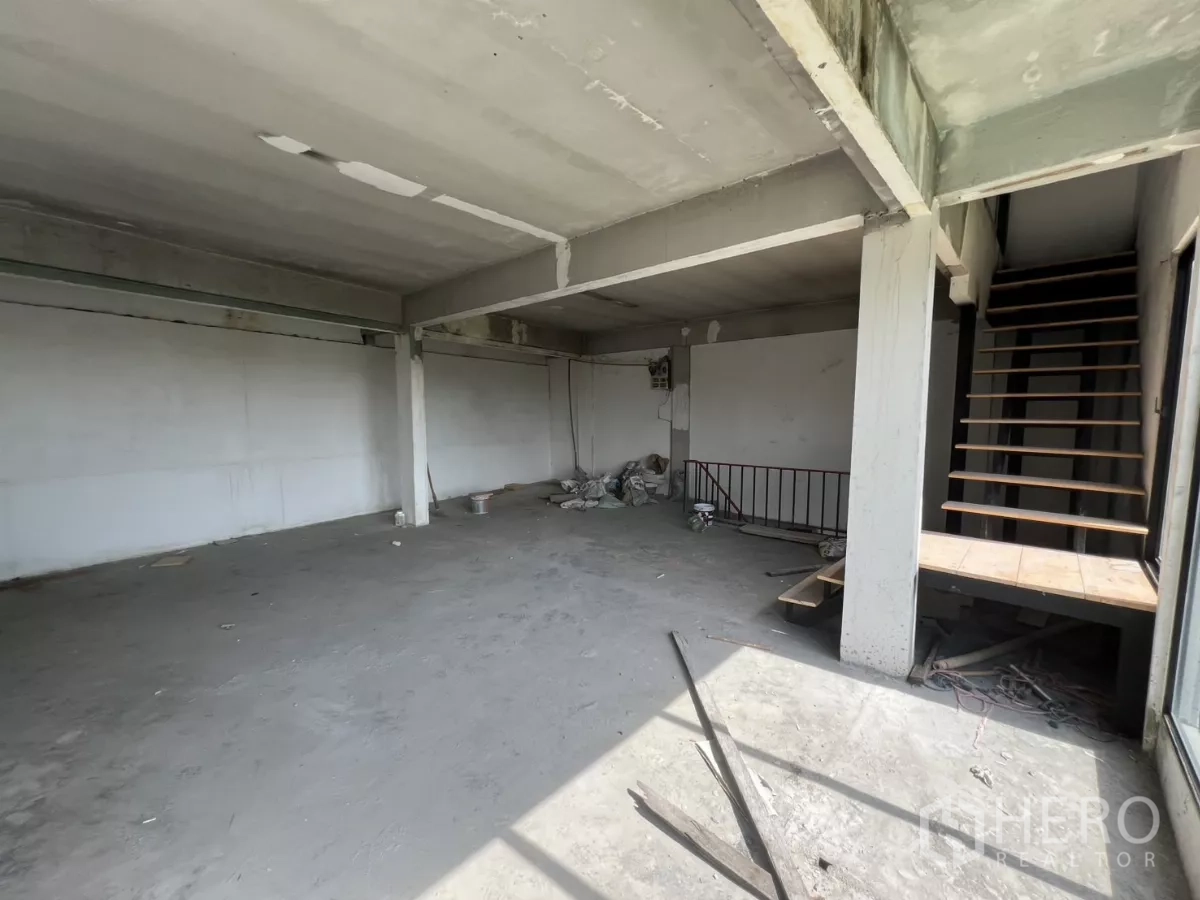 店屋 出售在Suan Luang, Bangkok - 宽敞未完工楼层，混凝土柱与楼梯。