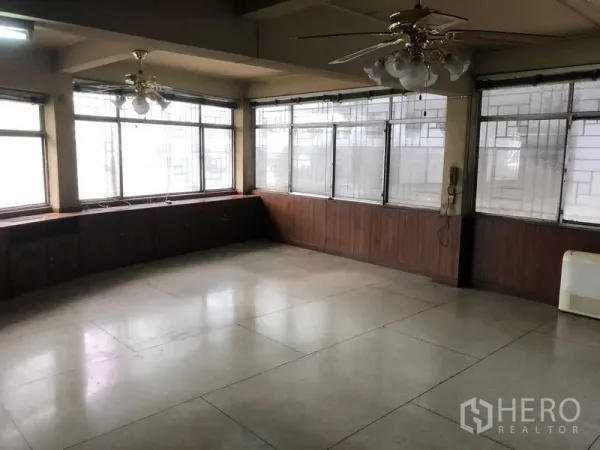 อาคารพาณิชย์ ให้เช่าในKhlong Toei, Bangkok - ห้องชั้นบนกว้าง มีหน้าต่างรอบด้าน พัดลมเพดาน และตู้บิวท์อินไม้