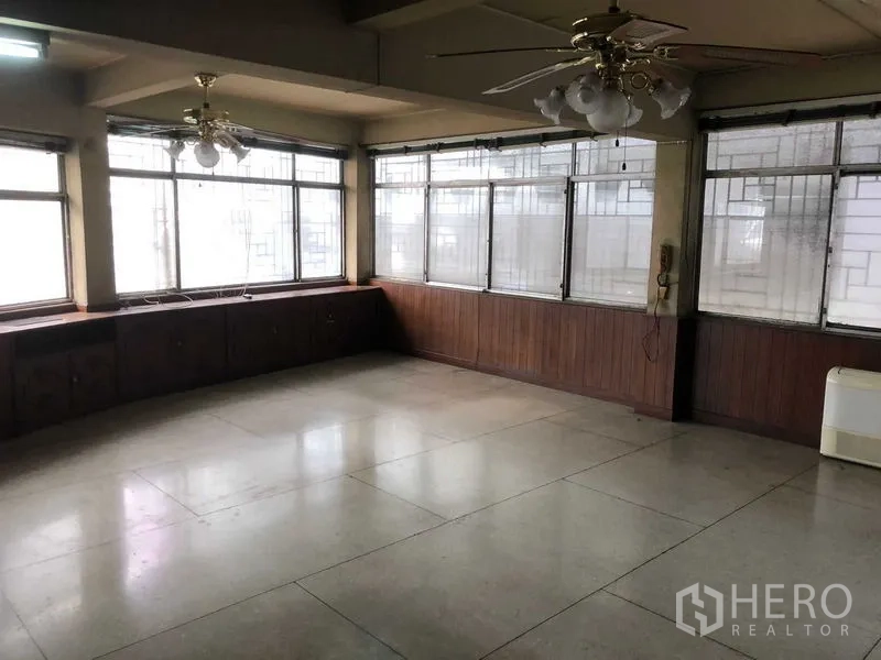 อาคารพาณิชย์ ให้เช่าในKhlong Toei, Bangkok - ห้องชั้นบนกว้าง มีหน้าต่างรอบด้าน พัดลมเพดาน และตู้บิวท์อินไม้