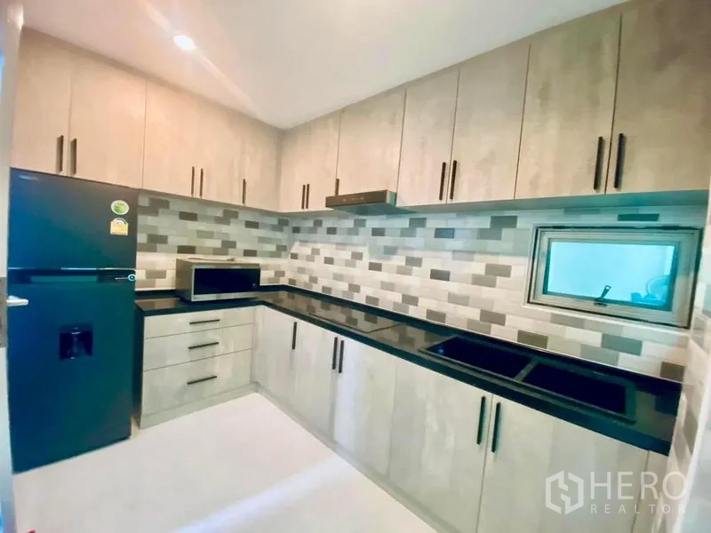 บ้าน ให้เช่าในSuan Luang, Bangkok - ครัวบิลท์อิน โทนไม้ เคาน์เตอร์ดำ ผนังกระเบื้องลาย