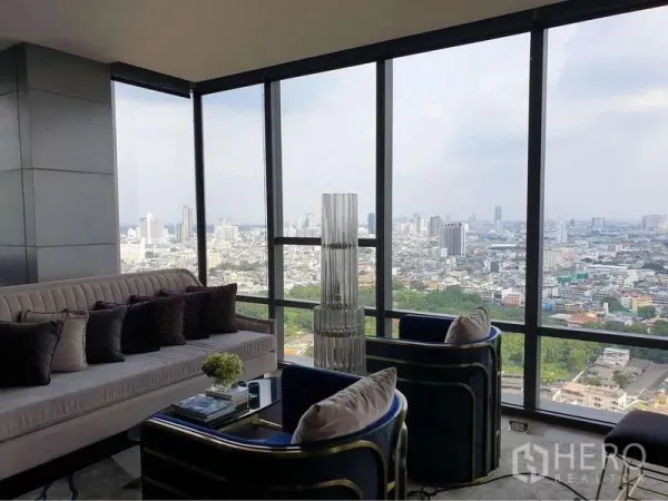 Condominium for rent in Sathon, Bangkok - Sky lounge seating area with panoramic floor-to-ceiling windows and skyline views.