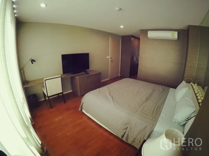 คอนโด ให้เช่าหรือขายในKhlong Toei, Bangkok - ห้องนอนเตียงคู่ มีทีวี โต๊ะทำงาน ตู้เสื้อผ้า และเครื่องปรับอากาศ บนพื้นไม้