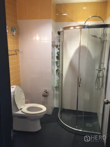 คอนโด ให้เช่าในKhlong Toei, Bangkok - ห้องน้ำรับแขกพร้อมตู้ฝักบัวโค้ง กระเบื้องสีเหลืองขาว