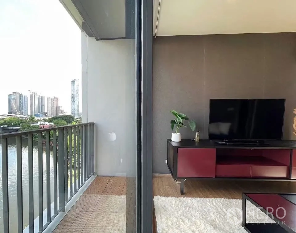 คอนโด for rent in Watthana, Bangkok - ระเบียงพร้อมราวกันตกมองเห็นสายน้ำ ติดกับห้องนั่งเล่นและตู้ทีวี