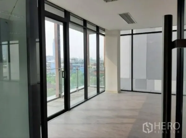 สำนักงาน ให้เช่าในBang Kho Laem, Bangkok - มุมออฟฟิศติดกระจกมุม อาคารมีประตูกระจกบานเลื่อนและราวระเบียงมองเห็นชุมชน