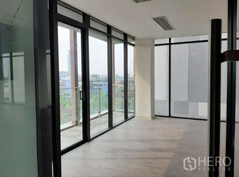 สำนักงาน ให้เช่าในBang Kho Laem, Bangkok - มุมออฟฟิศติดกระจกมุม อาคารมีประตูกระจกบานเลื่อนและราวระเบียงมองเห็นชุมชน