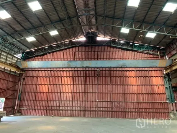 คลังสินค้า ให้เช่าในBang Kho Laem, Bangkok - ผนังด้านท้ายโกดังใต้หลังคาเหล็กทรงจั่วพร้อมแผ่นสกายไลท์