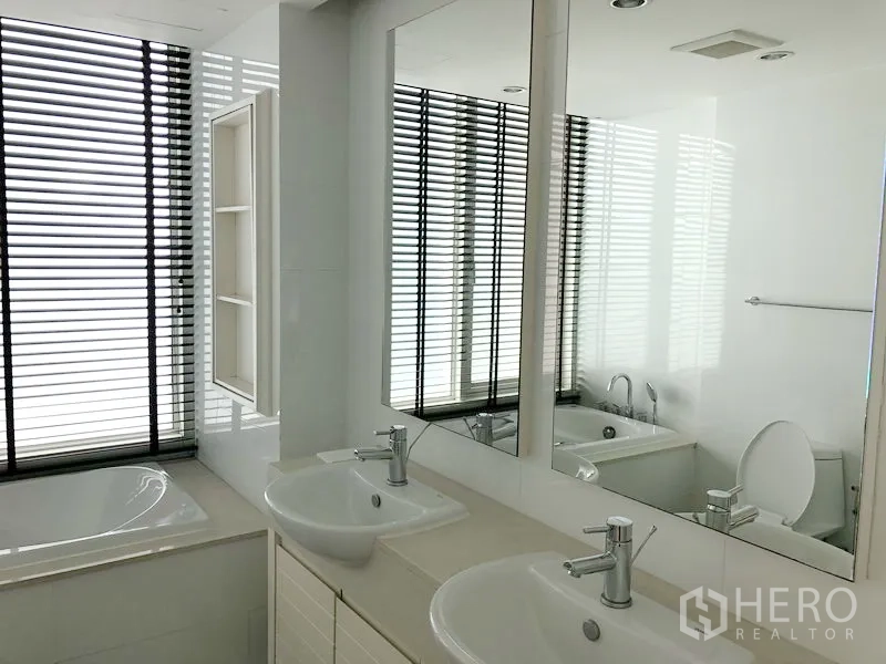 คอนโด ให้เช่าในKhlong Toei, Bangkok - ห้องน้ำโมเดิร์น อ่างล้างหน้าคู่ กระจกบานใหญ่ อ่างอาบน้ำ และมู่ลี่หน้าต่าง