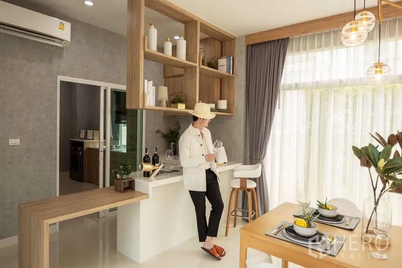 บ้าน ขายในLam Luk Ka, Pathum Thani - โซนรับประทานอาหารและแพนทรี่แบบเปิด พร้อมชั้นวางบิวท์อินและหน้าต่างบานใหญ่