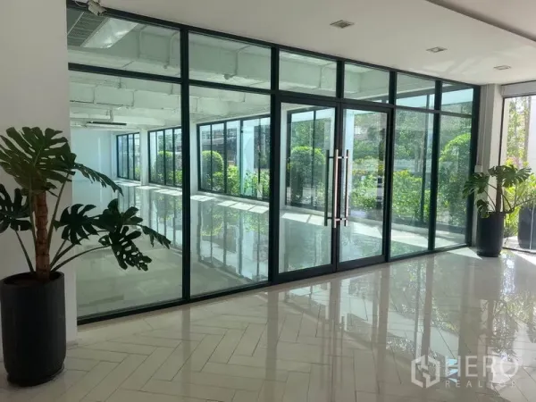 สำนักงาน ให้เช่าในKhlong Toei, Bangkok - โถงต้อนรับสว่าง ผนังกระจกเต็มบาน ประตูบานคู่ กระถางต้นไม้ พื้นกระเบื้องเงา