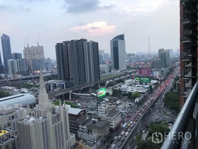 公寓 出租在Ratchathewi, Bangkok - 高层阳台远眺曼谷天际线、轨道交通与繁忙车道。